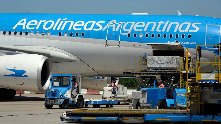 FOTO TELAM SEGUNDO VUELO. El avi&oacute;n de Aerol&iacute;neas Argentinas preparado en Ezeiza.