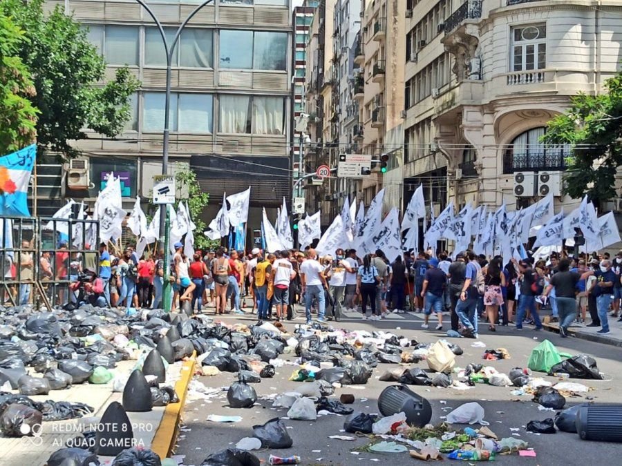 FOTO NA/FETRAES MANIFESTACION. Los manifestantes se aglomeraron en las inmediaciones del Palacio de Justicia.