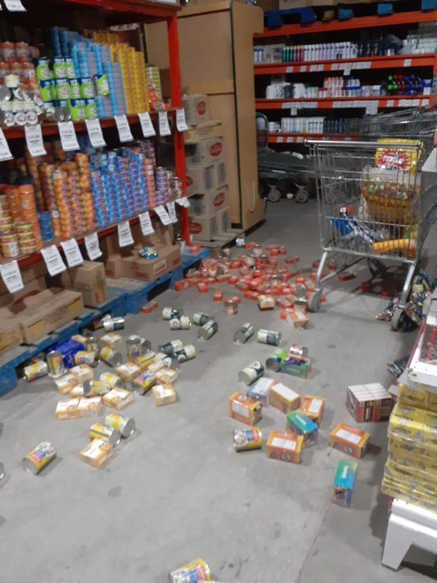 FOTO APERA SUPERMERCADOS. Los productos cayeron de las g&oacute;ndolas al piso en un centro de compras de San Juan.  RUTA 40. Una grieta se abri&oacute; en la banquina de Ruta 40, en la provincia de San Juan.