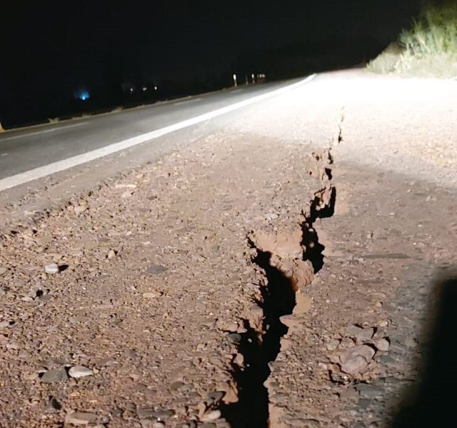 FOTO APERA SUPERMERCADOS. Los productos cayeron de las góndolas al piso en un centro de compras de San Juan.  RUTA 40. Una grieta se abrió en la banquina de Ruta 40, en la provincia de San Juan.