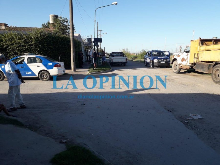 TRABAJO POLICIAL.  En busca de elementos robados en una vivienda.