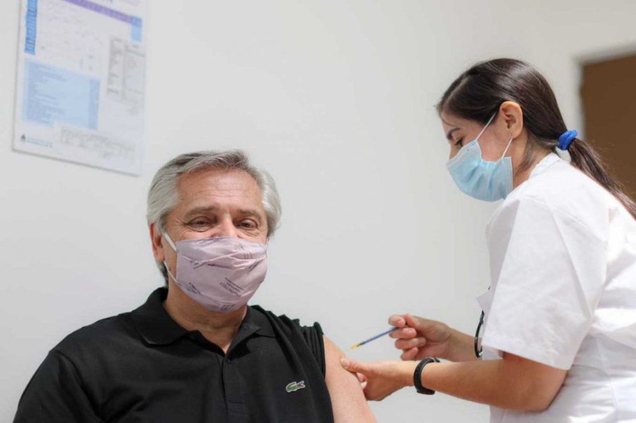 FOTO NA ALBERTO FERNANDEZ. La vacuna rusa le fue aplicada al presidente en el brazo izquierdo por Marcela Yanni, licenciada en enfermer&iacute;a.