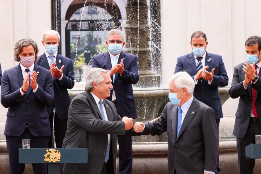 FOTO NA SALUDO. Fern&aacute;ndez y Pi&ntilde;era frente a la Casa de la Moneda en Santiago.