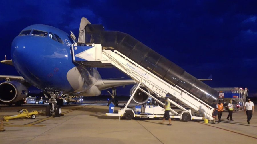 TWITTER TELAM EN EZEIZA. Momento previo a la salida del avi&oacute;n de Aerol&iacute;neas Argentinas.