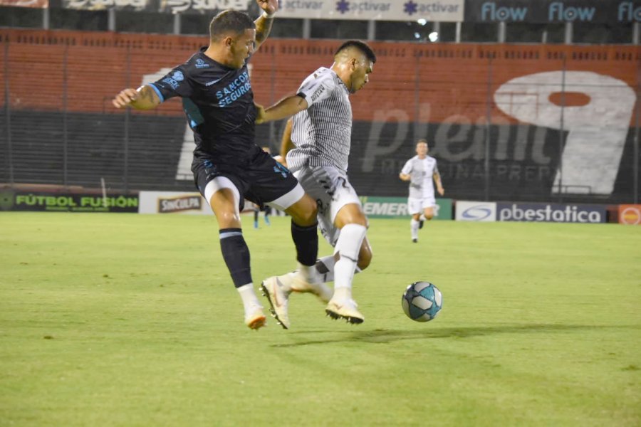 PRENSA ATLETICO BIEN MARCADO. Nicol&aacute;s Zalazar se anticipa a las intenciones de Enzo Copetti.