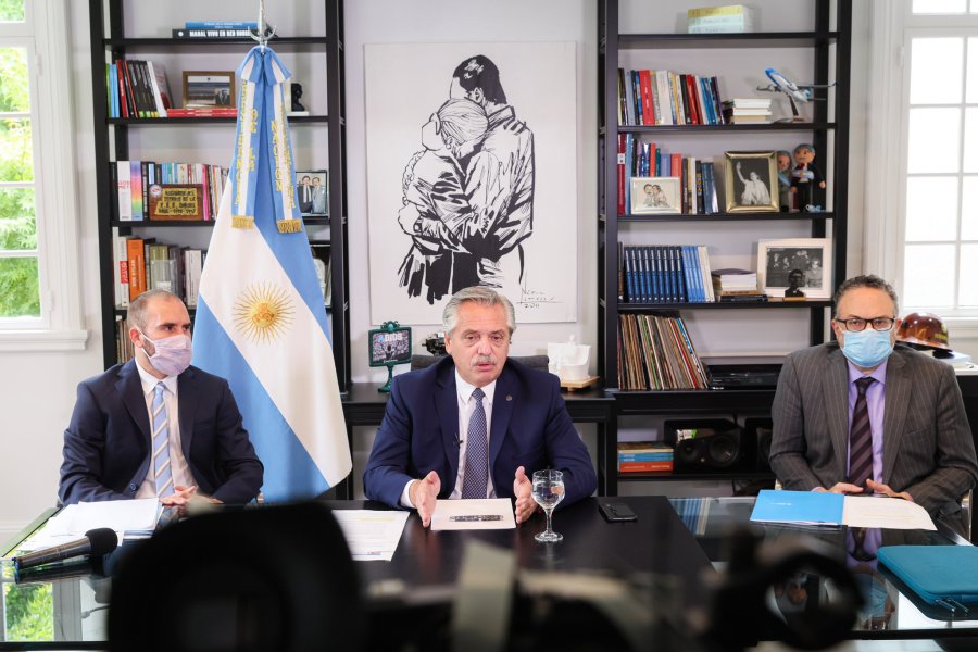 FOTO NA EXPOSICION. Fern&aacute;ndez, flanqueado por Guzm&aacute;n y Kulfas, al participar del Foro de Davos en forma remota.