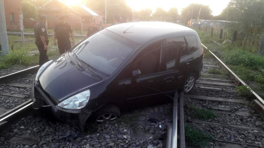 FOTO JPSF TRAS UNA PERSECUCION. En Felipe Mor&eacute; y V&iacute;as F&eacute;rreas, polic&iacute;as recuperaron un auto Honda Fit que hab&iacute;a sido robado a una mujer.