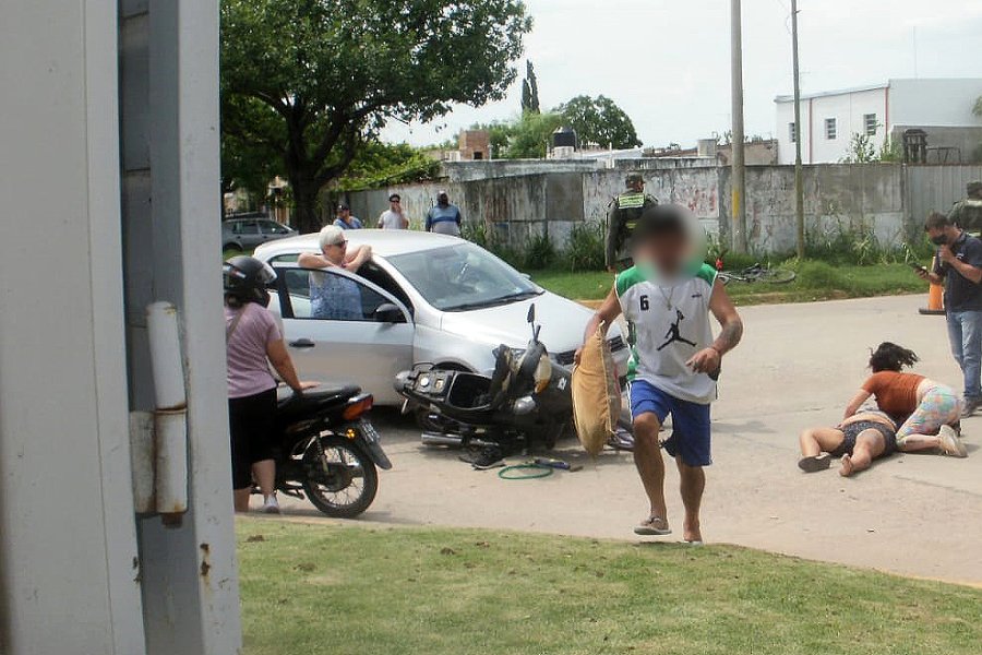FOTO LA OPINION EN EL PISO. A pesar del fuerte impacto s&oacute;lo se registraron lesionados leves.