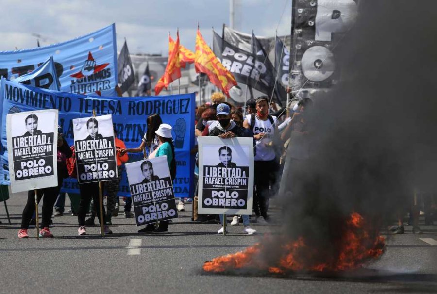 FOTO NA POLO OBRERO. Ayer a la ma&ntilde;ana cortaron los accesos a la Ciudad de Buenos Aires para reclamar la liberaci&oacute;n de un joven detenido.
