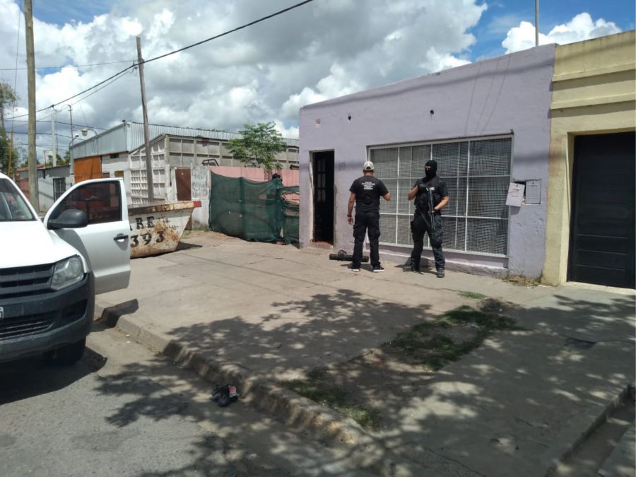 FOTO LA OPINION IRRUPCION. La polic&iacute;a desmantel&oacute; un &ldquo;quiosco&rdquo; de venta de drogas fraccionadas.