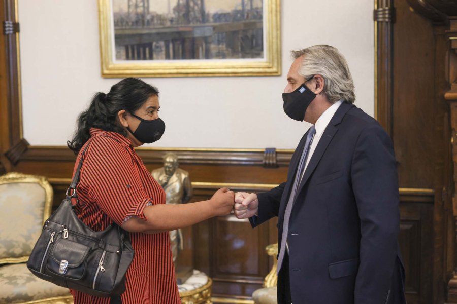 FOTO NA SALUDO. Entre el Presidente y Margarita Barrientos en Casa Rosada.