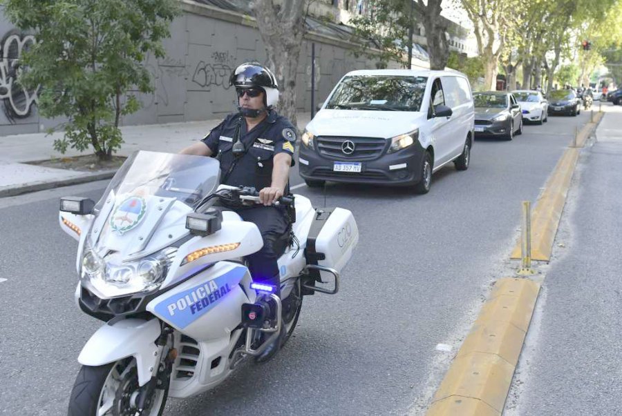 FOTO NA TRASLADO. El cuerpo de Menem es trasladado a una casa velatoria en el barrio porte&ntilde;o de Belgrano.
