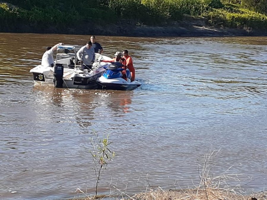 FOTO JPSF RASTRILLAJE ACUATICO. Finalmente el cuerpo del rafaelino fue hallado por Buzos y Prefectura.