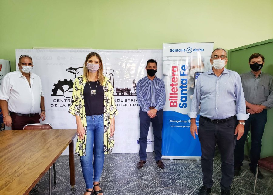 FOTO AC// EN HUMBERTO PRIMO. Las autoridades que participaron del lanzamiento. EN SUNCHALES. Un momento del encuentro en el Centro Comercial, Industrial y de la Producción.