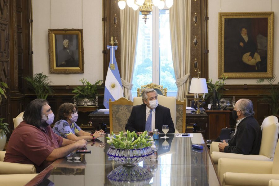 FOTO NA CONCLAVE. El presidente Fern&aacute;ndez junto a la santafesina Sonia Alesso, Baradel y Yasky.