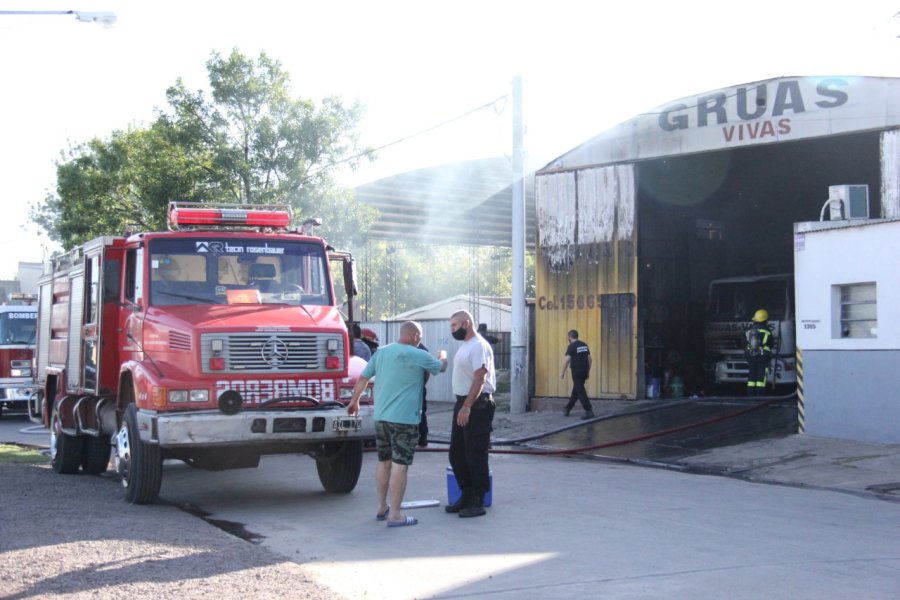 FOTO JORGE BARRERA BOMBEROS. Desplegaron una importante labor para sofocar las llamas en el galp&oacute;n.