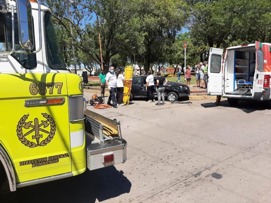 FOTO JPSF PLAZA DE LA PAZ. Bomberos y ambulancia 107 en el lugar de la colisi&oacute;n.