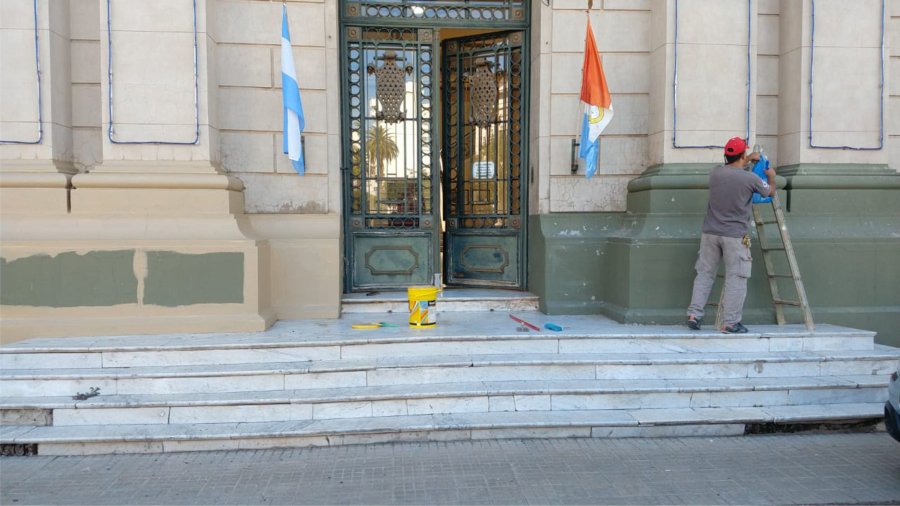 FOTO LA OPINION TRABAJOS. Contribuyen para una puesta en valor del hist&oacute;rico edificio.