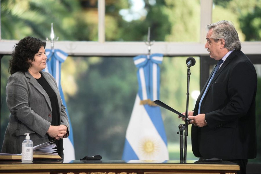 FOTO NA ASUNCION. El presidente Fern&aacute;ndez al tomarle juramento a Vizzotti en la Quinta de Olivos.