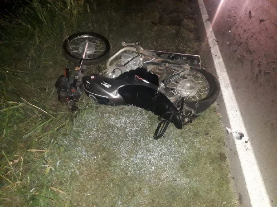 FOTO RBS DOS MUERTOS EN MOTOS EN FREYRE. Una moto Bajaj habr&iacute;a embestido desde atr&aacute;s a otra Zanella, falleciendo dos ocupantes del &uacute;ltimo motoveh&iacute;culo.