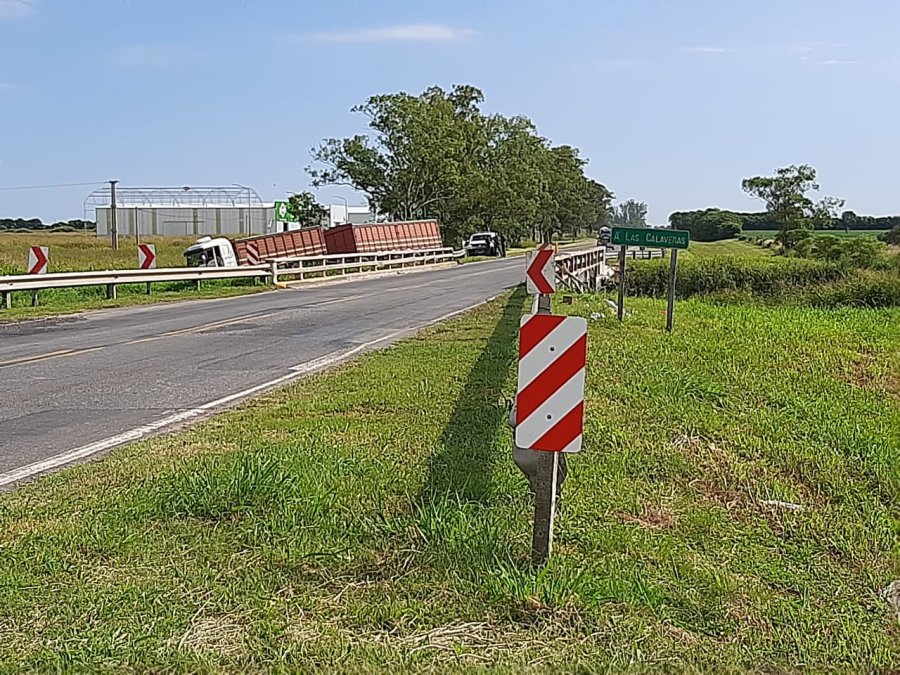 FOTO LA OPINION DESPISTE. Uno de los camiones finaliz&oacute; su trayecto dentro de un lote de campo.