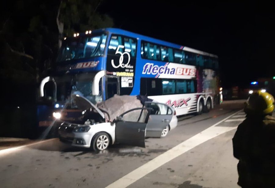 FOTO RBS IMPACTO. El Volkswagen Voyage y el micro Flecha Bus transitaban en id&eacute;ntico sentido.