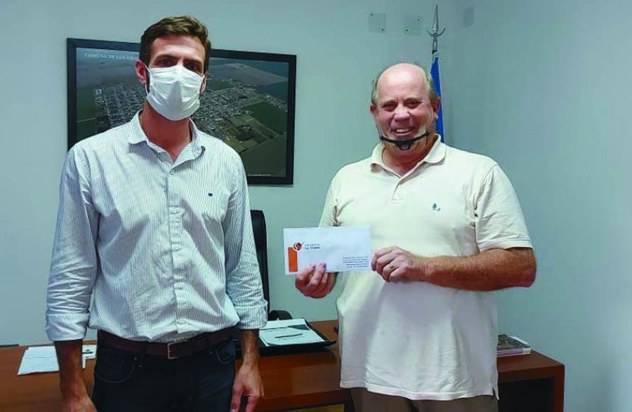 FOTO PRENSA COMUNA// APORTE// Gonzalo Aira y Neri Zbrun durante el acto en que se efectiviz&oacute; el donativo.