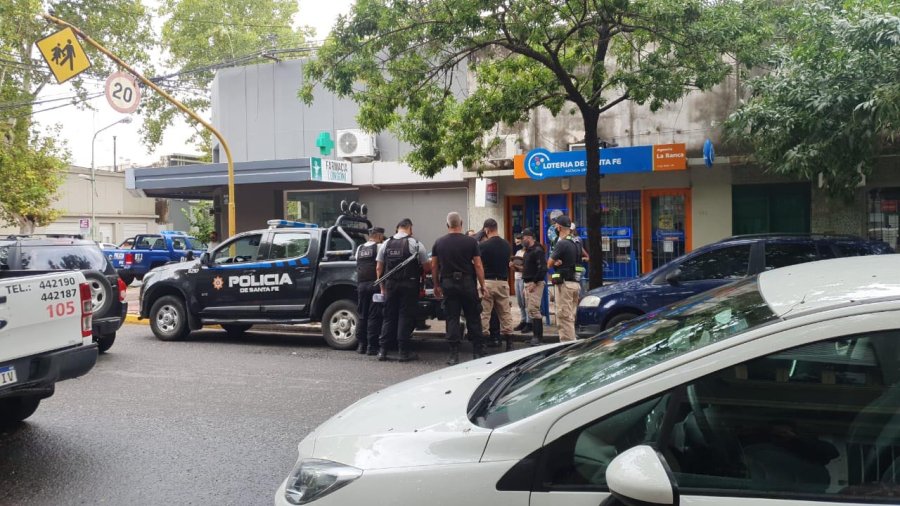 FOTO LA OPINION APREHENDIDO. El detenido ten&iacute;a pesos, d&oacute;lares y marihuana.