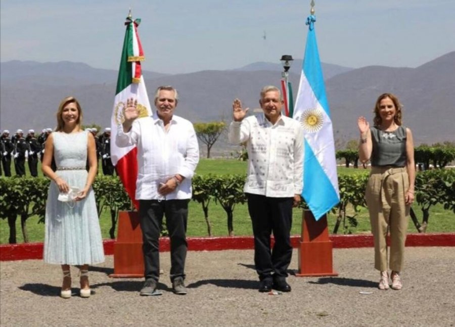 FOTO NA PRESIDENTES. Fern&aacute;ndez y L&oacute;pez Obrador con las primeras damas.