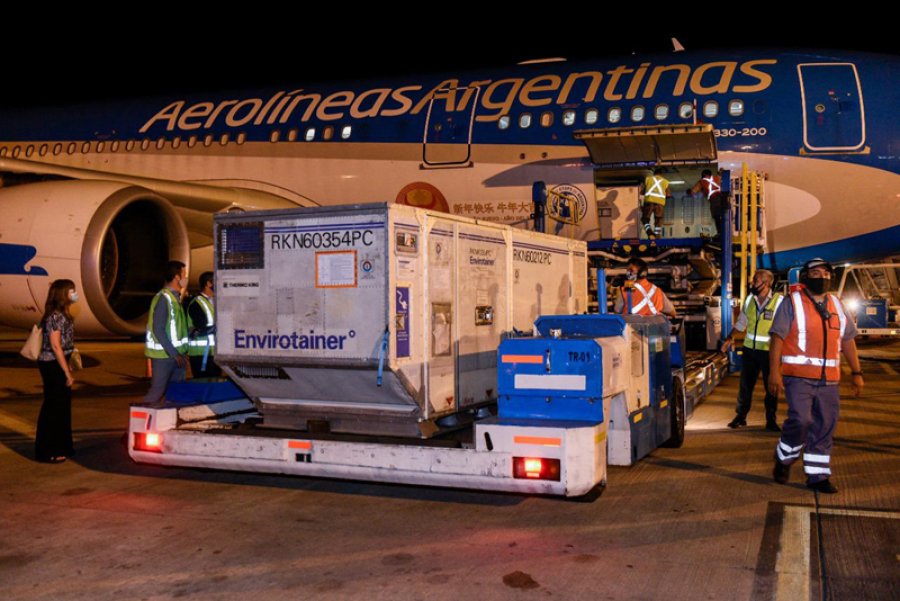 FOTO NA EZEIZA. El avi&oacute;n de la empresa Aerol&iacute;neas Argentinas lleg&oacute; anoche al Aeropuerto Internacional.