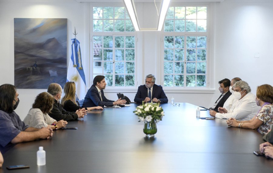FOTO NA PARITARIA. Fern&aacute;ndez y Trotta junto a los dirigentes sindicales al firmar el acuerdo.