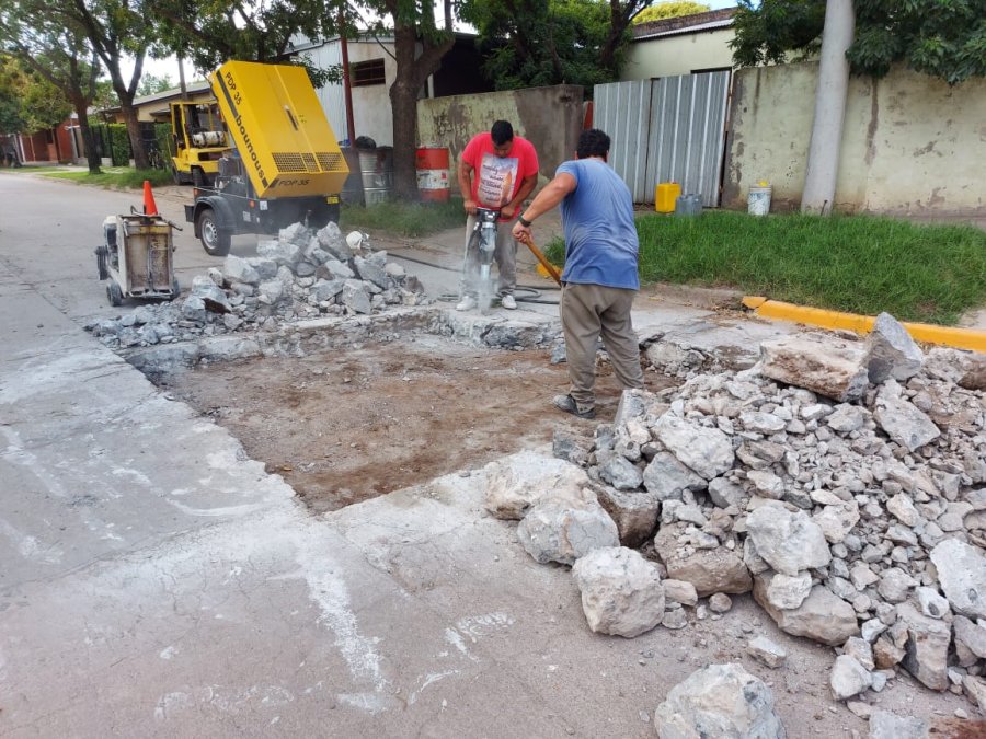 FOTO PRENSA COMUNA// BACHEO.  Uno de los puntos en los que ejecutan la obra.