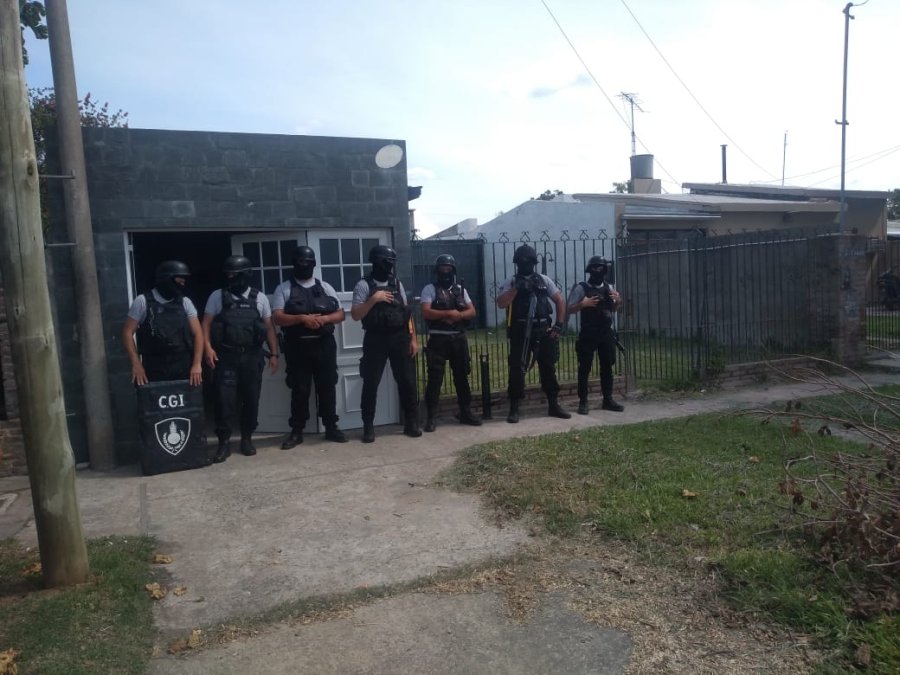 FOTO LA OPINION ALLANAMIENTO. La Guardia de Infanter&iacute;a y la AIC irrumpieron en el domicilio de barrio Los Nogales.