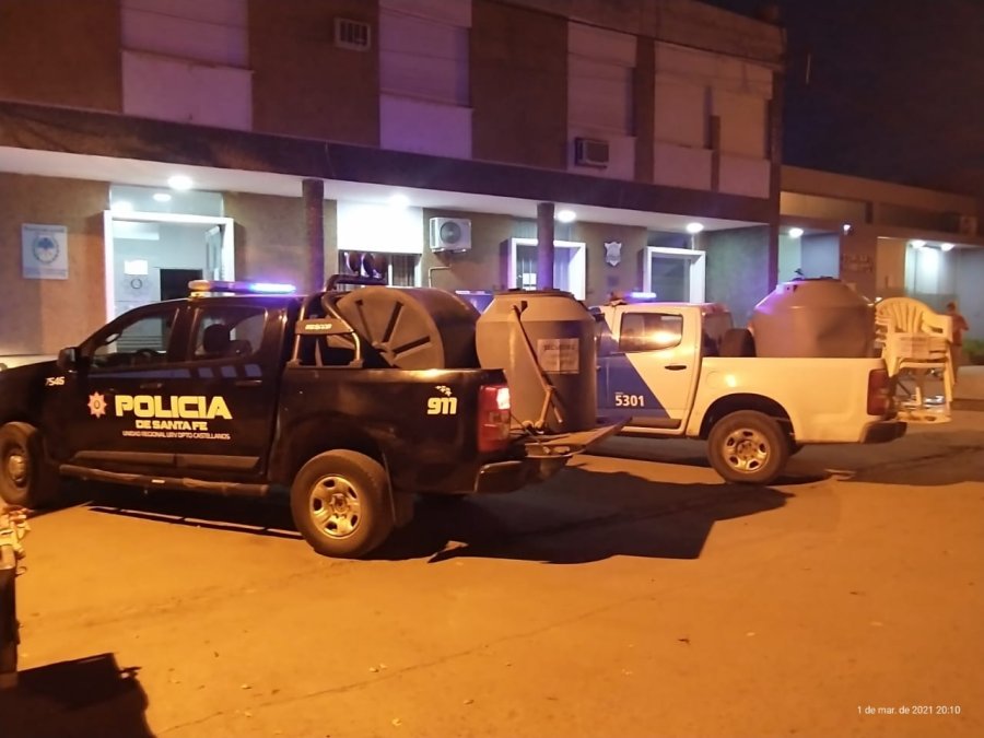 FOTO LA OPINION RECUPERADO. Tres tanques de agua y varias sillas pl&aacute;sticas.