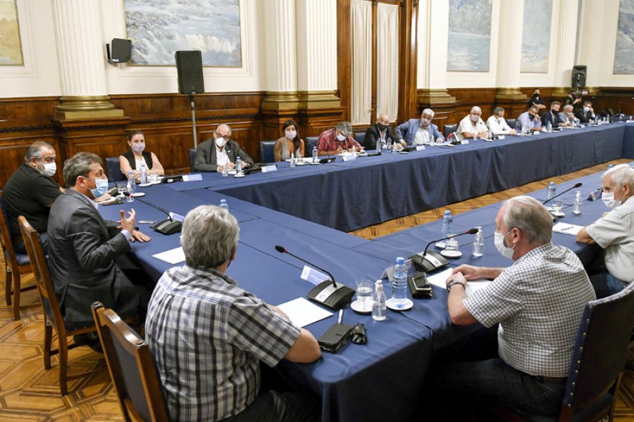 FOTO NA MASSA. Se reuni&oacute; con los representantes de los gremios de la CGT.