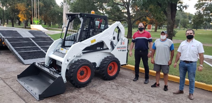 FOTO PRENSA COMUNA// MINICARGADOR// Fue adquirido por el gobierno local con recursos que provienen del Fondo de Obras Menores. TALLER DE ALBA&Ntilde;ILER&Iacute;A// Implementado para capacitar y fortalecer conocimientos para mejorar la empleabilidad de los asisten