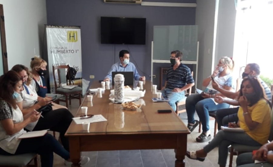 ENCUENTRO// El jefe comunal junto a representantes de los establecimientos educativos.