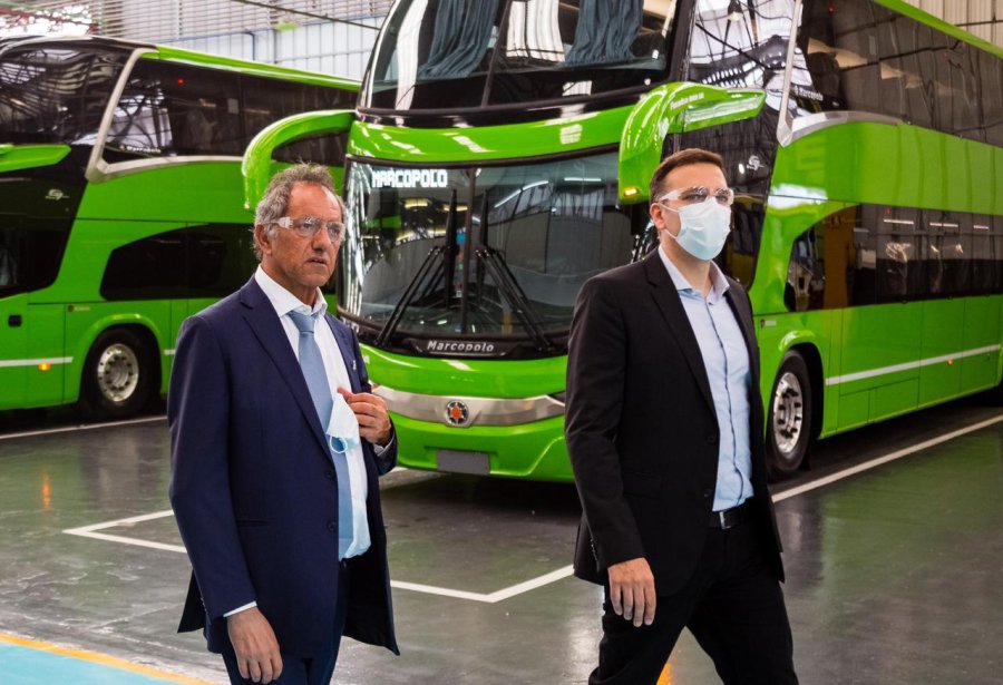 FOTO PRENSA SCIOLI DE VISITA. Scioli con el CEO de Marcopolo, James Bellini.