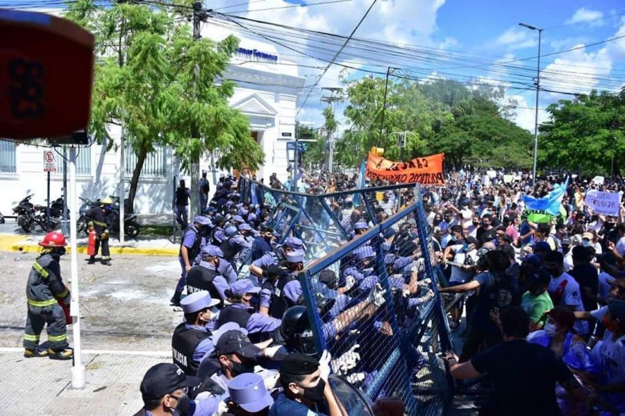FOTO NA VIOLENCIA. Formosa vivi&oacute; un viernes violento con una pueblada contra la restricci&oacute;n en la circulaci&oacute;n.