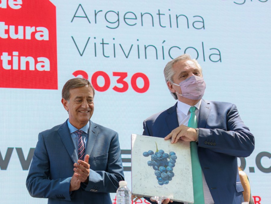 FOTO NA MENDOZA. El gobernador Su&aacute;rez obsequi&oacute; vinos al presidente Fern&aacute;ndez.