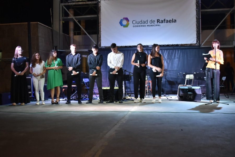 FOTO CP// EGRESADOS// El grupo que protagoniz&oacute; el tradicional concierto.