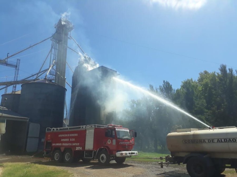 FOTO JPSF BOMBEROS ZAPADORES. Debieron subir 50 metros para controlar las llamas e ingresar agua por los ca&ntilde;os de carga de cereal.
