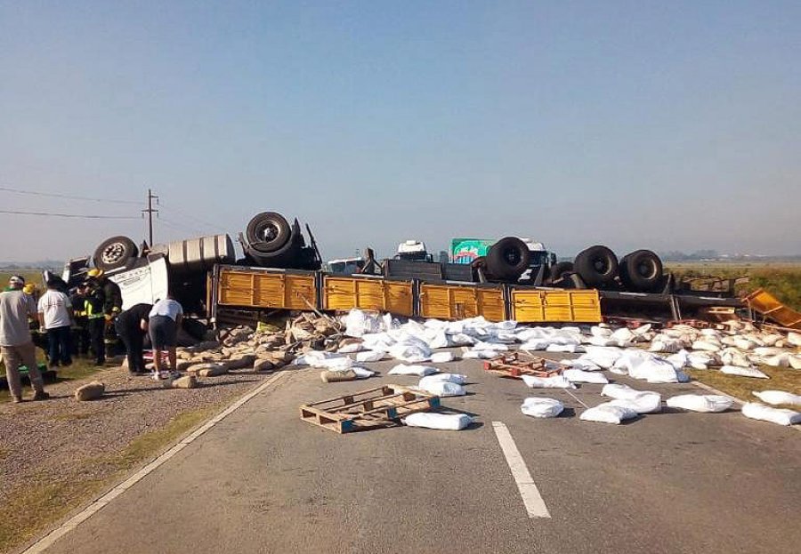 FOTO JPSF CARGADO CON CEMENTO. Supuestamente el cami&oacute;n fue &uacute;nica parte en este suceso vial.