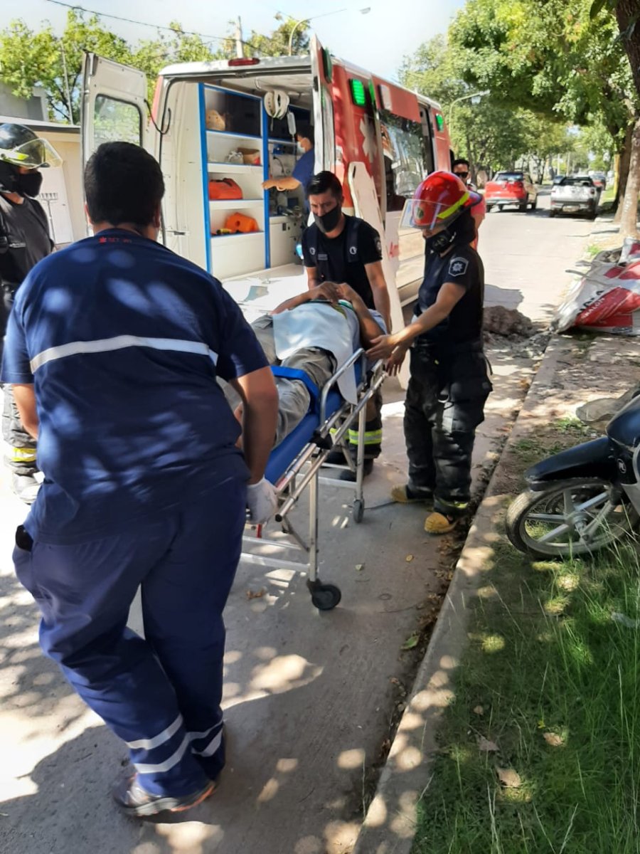 FOTO JPSF AMBULANCIA. Traslad&oacute; r&aacute;pidamente al trabajador al Hospital.  AUTO EN LLAMAS. Frente al cine Belgrano. Los da&ntilde;os fueron totales.