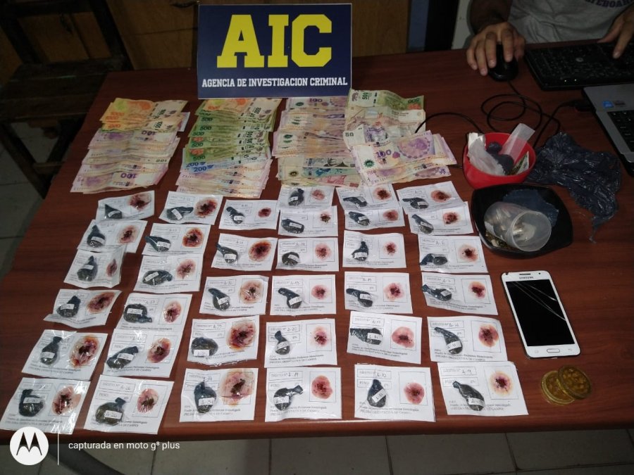 FOTO LA OPINION LISTA PARA LA VENTA. Secuestraron 50 gramos de marihuana, dinero en efectivo e informaci&oacute;n de inter&eacute;s para la investigaci&oacute;n.