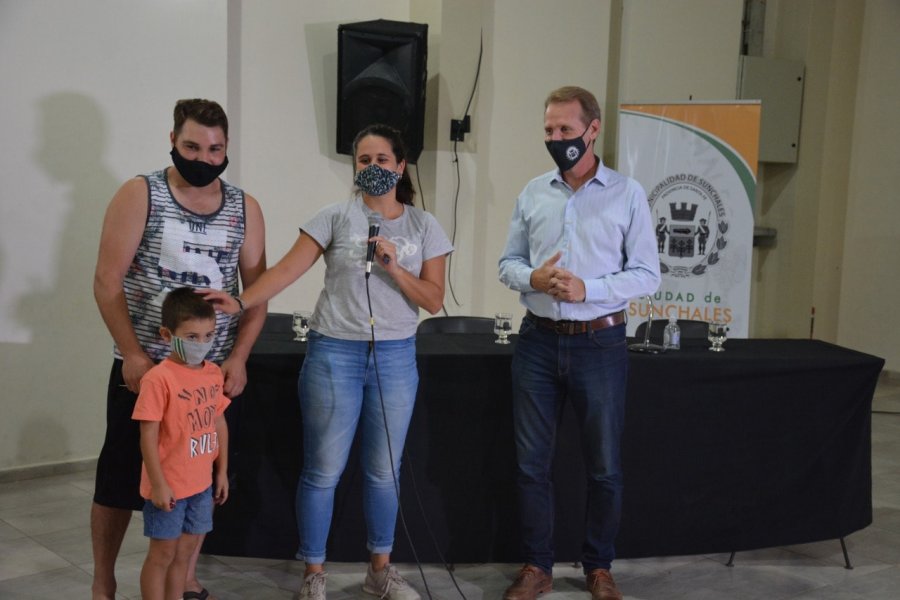 FOTO COMUNICACI&Oacute;N// VIVIENDAS// El emotivo instante en el que una familia recibe las llaves.