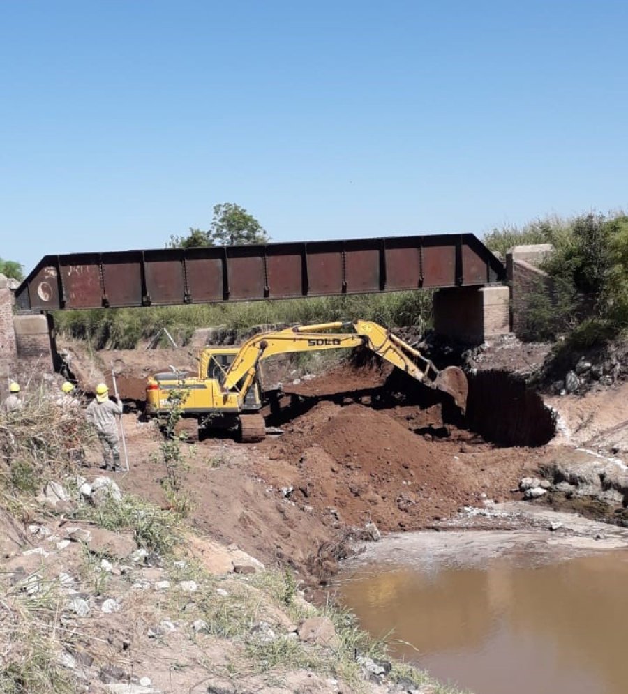 FOTO PRENSA AC// PUENTE FERROVIARIO// Se procede a su remoci&oacute;n para reemplazarlo.