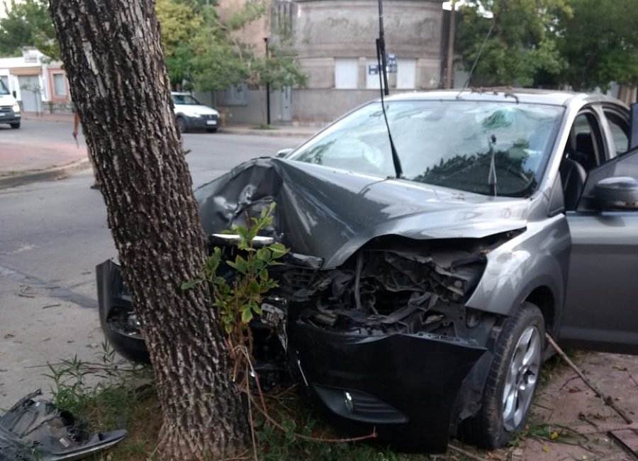 FOTO LA OPINION GARIBALDI Y SALTA. Un autom&oacute;vil impact&oacute; contra un &aacute;rbol.