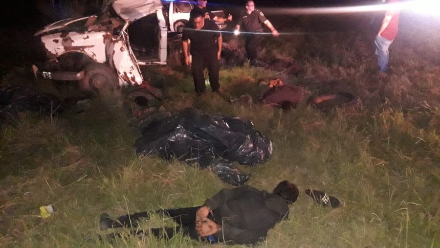 FOTO LA OPINION DETENIDOS. Los sujetos esposados en la banquina y de fondo la camioneta "Rastrojero" en la Ruta 13, donde ocurri&oacute; la persecuci&oacute;n.