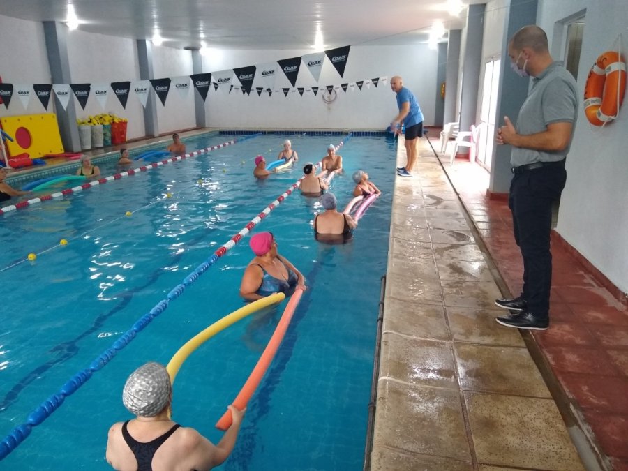 FOTO PM PROGRAMA. Tres piletas lo conforman, ahora junto a un equipo de profesores de la Municipalidad.
